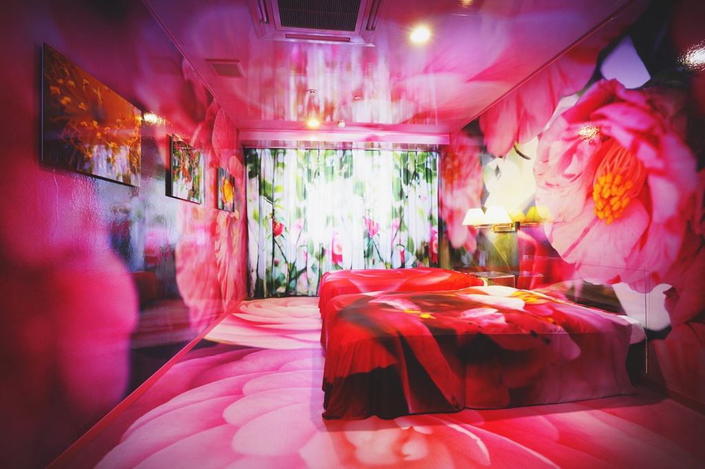 HOTEL HORIZONTAL 蜷川実花×道後プリンスホテル「TSUBAKI」 ©mika ninagawa, Courtesy of Tomio Koyama Gallery