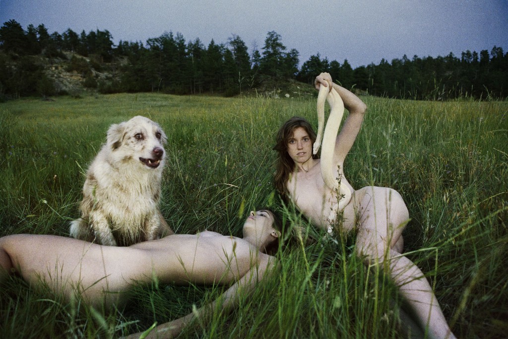 Ryan McGinley  ライアン・マッギンレー Jessica & Anne Marie 2012 c-print 121.0 x 182.3 cm(image) 130.0 x 191.0 x 5.8 cm(frame) © Ryan McGinley, Courtesy of Team Gallery, New York / Tomio Koyama Gallery, Tokyo 